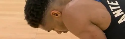 九游体育APP-暂停期间字母哥低头久久伫立在球场，随后缓缓走向替补席