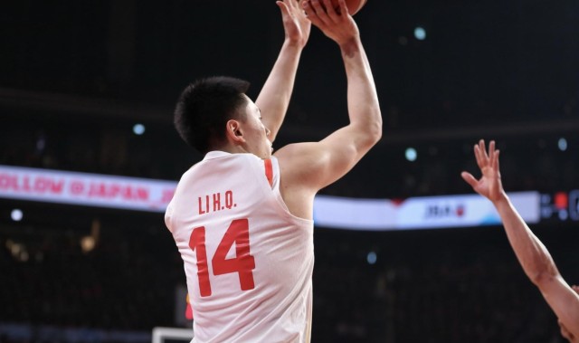 九游体育平台-奶爸超绝表现，李弘权投篮6中3得9分10板，正负值全队最高+21