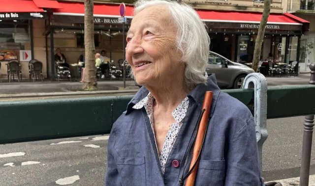 九游体育APP-巴黎街头一群足球流氓围着90岁老奶？看似惊险其实很暖！